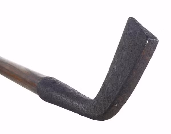 Square Toe Light Iron Golf Club – 151.000 USD: Đừng coi thường cây gậy sắt này bởi đây chính là một trong những cây gậy golf đắt đỏ nhất thế giới. Điều đặc biệt ở cây gậy này chính là xuất xứ từ thế kỷ 17 mà vẫn giữ được tình trạng tốt cho đến ngày nay.