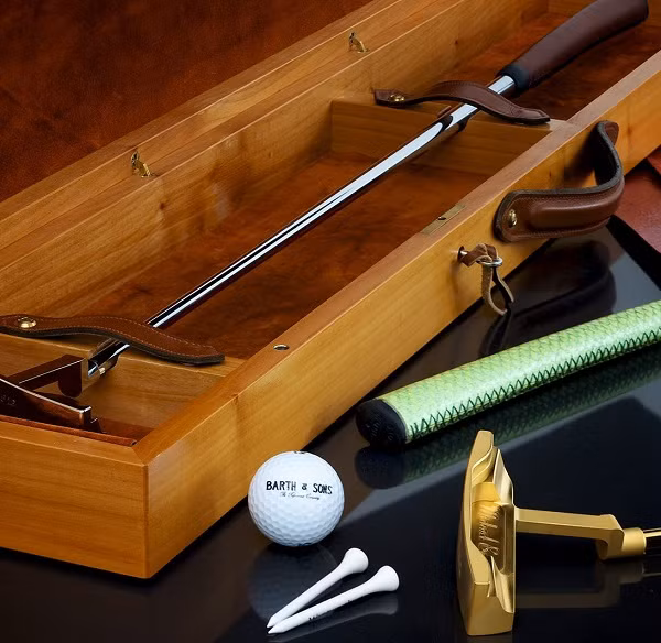 Golden Putter First Lady Special Edition – 150.000 USD: Thoáng nhìn vẻ ngoài lấp lánh và sang chảnh đã đủ hiểu bộ gậy golf này đắt đỏ thế nào. Đây là cây gậy do thương hiệu nổi tiếng Barth &amp; Sons (Đức) sản xuất, được phủ một lớp vàng 24 carat dày 5 micromet.