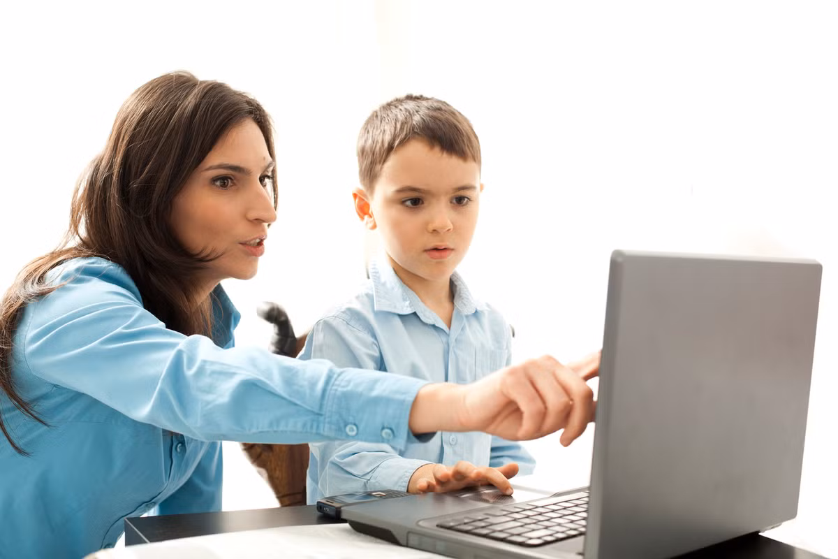 Dành thời gian online cùng con: Theo UNICEF và Tổ chức Y tế Thế giới, phụ huynh nên dành thời gian trực tuyến cùng con cái, không chỉ với mục đích giám sát mà còn để thể hiện sự đồng cảm, tương tác cùng con trẻ trên không gian ảo.