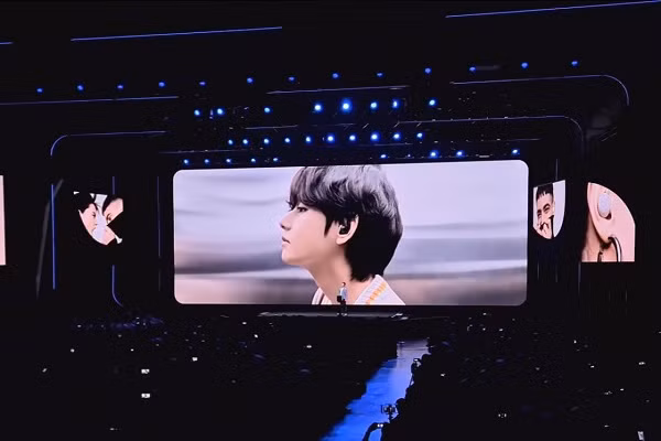 Màn hợp tác của nhóm nhạc đình đám Hàn Quốc BTS với thương hiệu điện thoại nổi tiếng Samsung bắt đầu từ sự kiện Galaxy Unpacked 2020. Ngày hôm đó, hình ảnh của thành viên V - mỹ nam được bình chọn là có khuôn mặt đẹp nhất thế giới xuất hiện trên màn chiếu lớn của Samsung và bất ngờ nhận được vô số hiệu ứng tích cực.