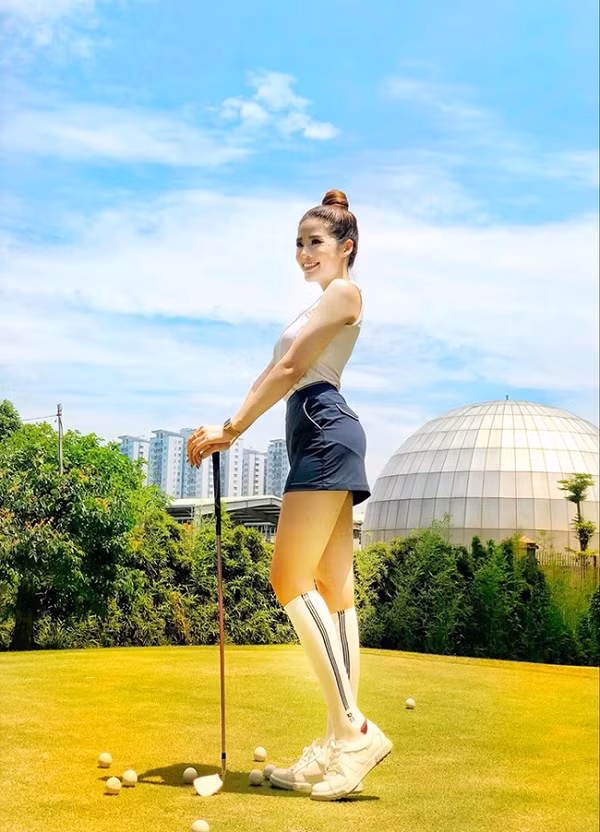 Phan Hoàng Thu khoe trọn body nóng bỏng trên sân golf.