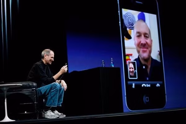 Trong buổi ra mắt iPhone 4, Steve Jobs cũng đích thân giới thiệu tính năng gọi video độc quyền FaceTime.