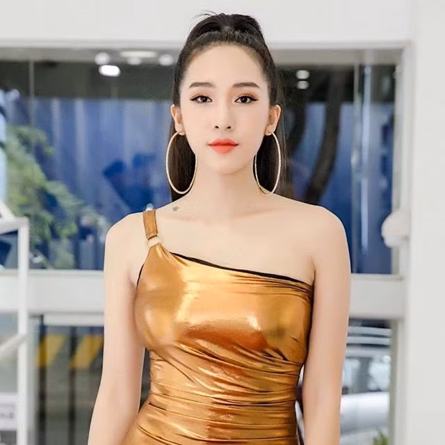 Hiện tại, Emily vẫn thường xuyên xuất hiện trong các sự kiện âm nhạc lớn nhỏ dành cho giới trẻ, nhan sắc của cô nàng Miss Teen ngày ấy càng ngày càng mặn mà, quyến rũ.