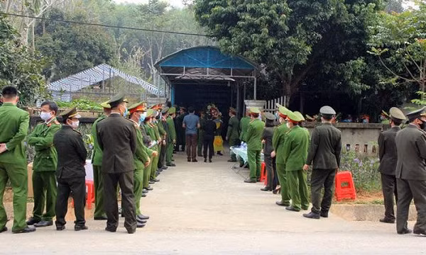 Ngày 23/3, Công an tỉnh Nghệ An, gia đình đại úy Sầm Quốc Nghĩa đã làm lễ tang theo phong tục địa phương tại tư gia ở xã Châu Thắng, huyện Quỳ Châu (Nghệ An). Từ sớm đông đảo Công an tỉnh Nghệ An, Công an huyện Quế Phong cùng bạn bè, đồng nghiệp đã có mặt tại nhà của đại úy Sầm Quốc Nghĩa để tham dự lễ tang