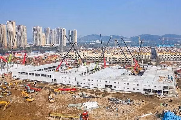Không chỉ thế, người ta còn ứng dụng công nghệ in 3D vào xây dựng phòng bệnh cho bệnh viện dã chiến, cung cấp nhu cầu cho tâm dịch. Mỗi phòng bệnh có diện tích khoảng 10m2, có thể cho 2 bệnh nhân nằm và đặc biệt chỉ mất 2 giờ đồng hồ để in xong.