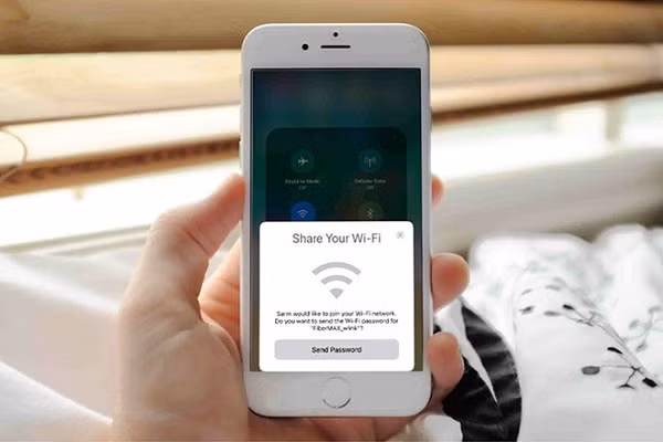 Chia sẻ mật khẩu Wi-fi: Khi đã kết nối thành công vào một điểm Wi-Fi, bạn có thể chia sẻ Wi-Fi với một thiết bị khác của Apple, bằng cách bật Airdrop.