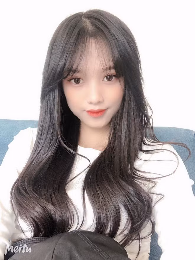Cô nàng streamer này mang vẻ đẹp sắc sảo và lạnh lùng đầy cá tính. Không chỉ tài năng mà YYoon còn là một cô gái tràn đầy nghị lực khi cố gắng vượt qua những định kiến, cấm cản từ chính gia đình mình để đến với ước mơ trở thành một streamer game.