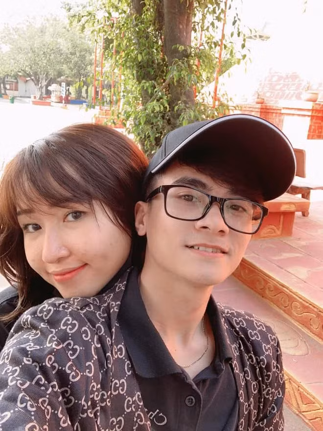 Vào khoảng cuối tháng 5 vừa qua, Uyên Pu bất ngờ thông báo mình đã có thai 17 tuần, đồng thời cô nàng còn đăng bức ảnh bụng bầu của mình lên MXH như một minh chứng.