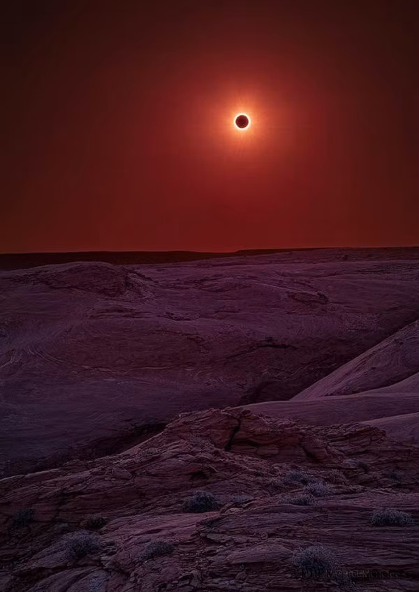 Hiện tượng nhật thực xảy ra ở Arizona cứ ngỡ như một sản phẩm của photoshop. Mọi thứ đều hoàn hảo từ khung cảnh đến ánh sáng giúp bức ảnh đẹp đẽ đến ma mị.