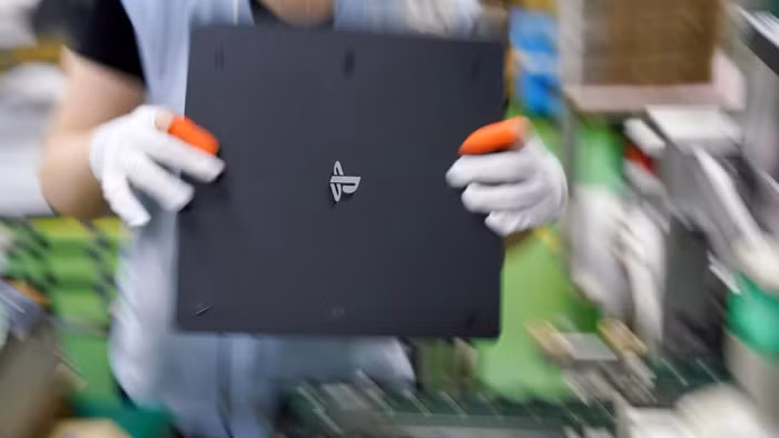 Mỗi cỗ máy chơi game của Sony được sản xuất với sự chính xác ở mức tối đa. Không có chi tiết thừa, mỗi thiết kế đều phải phục vụ mục đích thực dụng. Gần như không có thứ gì lãng phí trong quá trình sản xuất máy PlayStation.