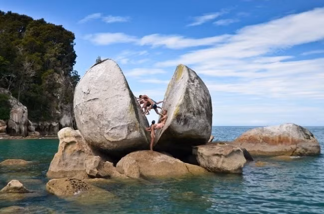 Đây là khối đá granit hình cầu, với đường kính khoảng 5,5 m và ước tính nặng tới 242 tấn.