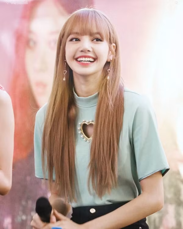 Sử dụng Instagram từ tháng 6/2018, Lisa được cho là khá chăm chút cho trang cá nhân của mình.
