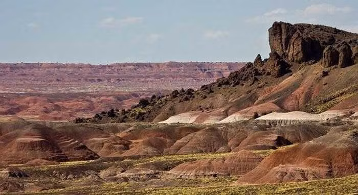 Sa mạc Painted ở bang Arizona, Mỹ. Các lớp đá sặc sỡ số 1 này chứa nhiều khoáng chất sắt và mangan, tạo nên nhiều màu sắc tự nhiên cho sa mạc, giống như một bức tranh cầu vồng đẹp đẽ.