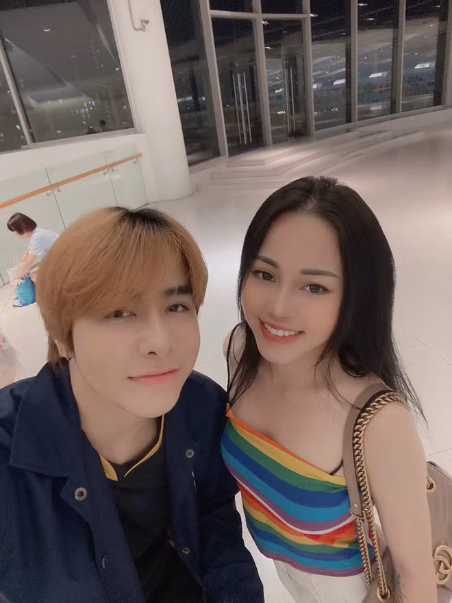 Lai Lai cũng không ngần ngại xác nhận bằng cách chia sẻ thêm khoảnh khắc "tình bể bình" của 2 người.