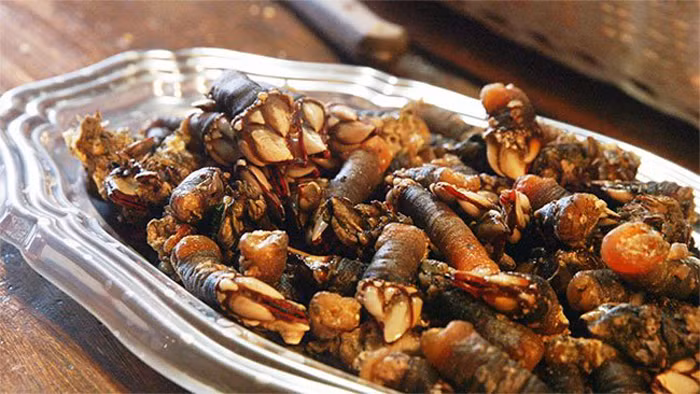 Hà ngỗng được bán với mức giá đắt đỏ do quý hiếm và quá trình khai thác khó khăn, nguy hiểm. Ngư dân phải leo xuống từ vách đá cao chừng 100 m với sợi dây thừng và chiếc đục. Món ăn chứa nhiều nguyên tố vi lượng, có vị ngọt và thơm ngon khó cưỡng. Thực khách từng thưởng thức miêu tả hà ngỗng đặc sắc hơn cả tôm hùm hay cua hoàng đế.