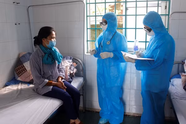 Đặc điểm chung của cả hai loại quần áo bảo hộ này là được may bằng chất liệu vải đặc dụng chống ngấm nước, hóa chất vào cơ thể (đối với quần áo chống hóa chất). Một số trang phục có thể đi kèm tạp dề chống thấm, ủng cao su,...