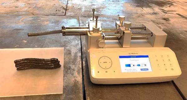 Mẫu 3D tạo nên từ bụi mặt trăng (regolith) được trộn với một thành phần của nước tiểu người gọi là urê