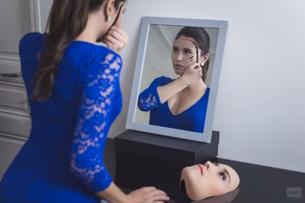 Những cá nhân này sống có một cuộc sống giống như những người khác, nhưng kín đáo hơn để mọi người không thấy được bản chất của họ, tránh những lời phán xét, đám tiếu. 