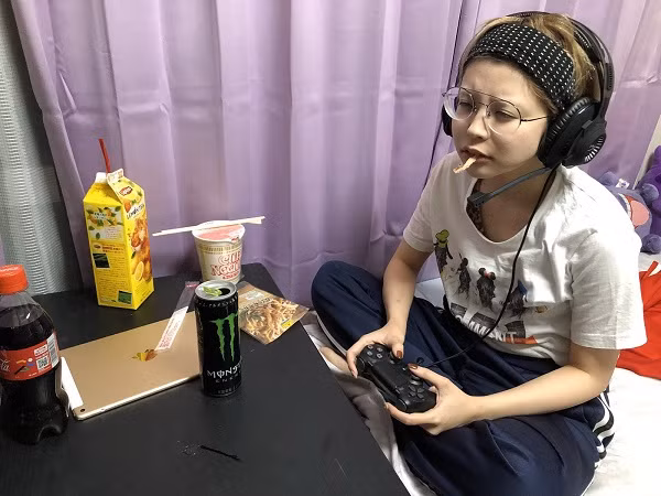 Tuy nhiên ngay khi công khai ảnh mặt mộc cùng khoảnh khắc đang ngồi chơi game, Yutachi đã bị số đông người hâm mộ quay lưng vì nhan sắc khác một trời một vực.