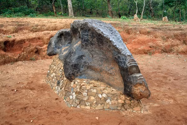 Thiên thạch Mbozi được tìm thấy ở Tanzania vào thập niên 1930, khi ấy đã bị chìm một nửa bên dưới mặt đất. Nó có chiều dài 3 mét và nặng 25 tấn, gần gấp đôi Willamette.
