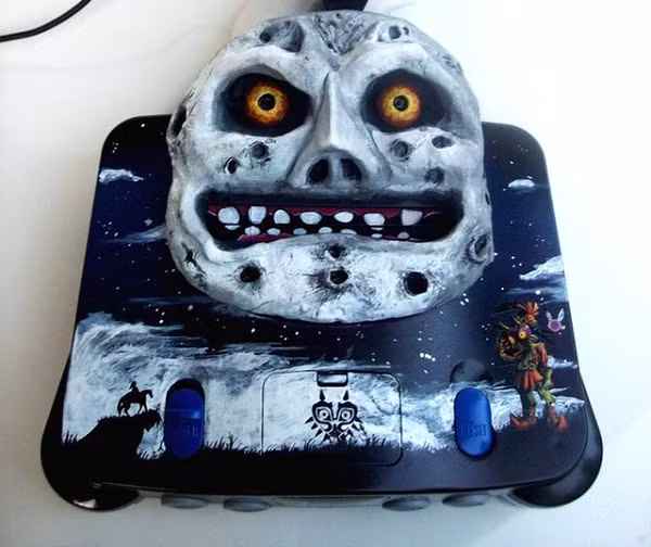 Creative Box đã quyết định chế tạo Nintendo 64 màu xanh theo phong cách của Quỷ mặt trăng với gương mặt dữ tợn và gớm ghiếc.