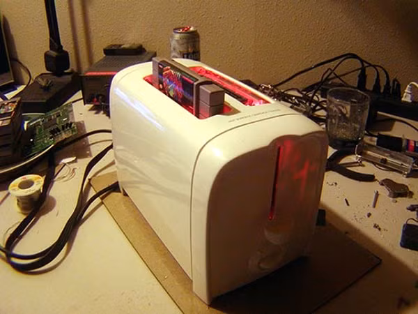 Modder Rich Daluz nhìn vào lò nướng bánh của mình và phát hiện ra rằng, chiếc đĩa game Super Nintendo có kích thước vừa vặn hoàn hảo khe chứa của lò nướng bánh mì. Và thế là ý tưởng độ máy chơi game độc đáo này ra đời.