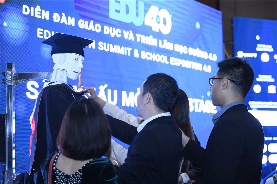 Nhà phát triển cho biết robot này cũng có tính năng nhận biết khuôn mặt, đo nhịp tim người đối diện. So với nhiều robot trên thế giới, sản phẩm được thiết kế tại Việt Nam này chưa thể tự bước đi, giơ tay hay có biểu cảm trên khuôn mặt. Tuy nhiên, AI của Trí Nhân được giới thiệu là vượt trội hơn so với Sophia - công dân robot đầu tiên trên thế giới.