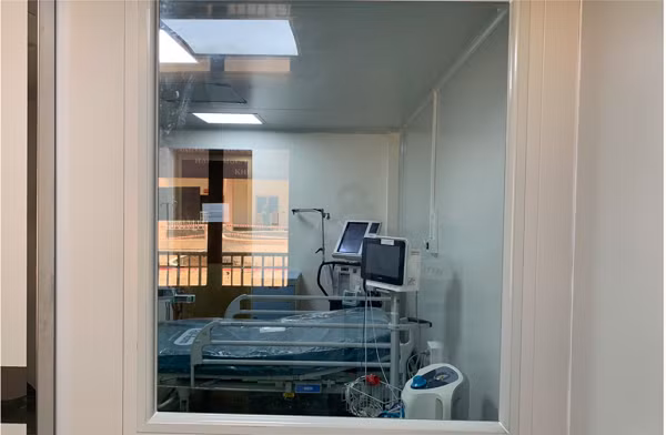 Phòng cách ly áp lực âm ở Việt Nam được xây dựng trong khu điều trị ca bệnh nặng, nguy cơ lây nhiễm rất cao tại các bệnh viện. Phòng này có thể sử dụng để cách ly những bệnh nhân lao, sởi, thủy đậu, cúm, SARS, Ebola và hiện tại là Covid-19.