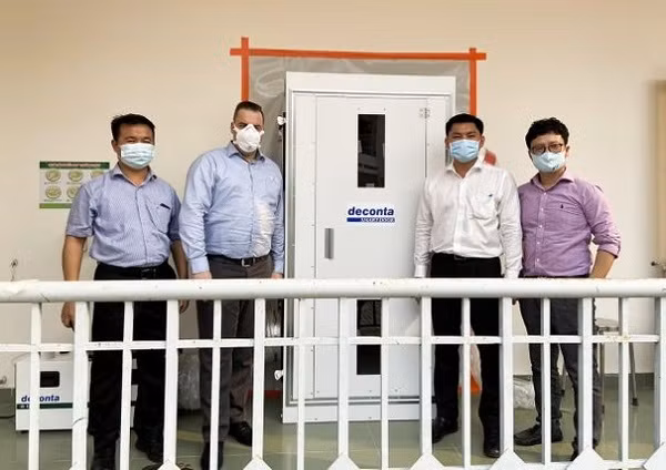 Tại Việt Nam, hiện đã trang bị một số phòng áp lực âm đầy đủ tiện nghi, thiết bị tại Hà Nội, TP HCM , Quảng Ninh để phục vụ quy trình cách ly, điều trị bệnh nhân Covid-19.