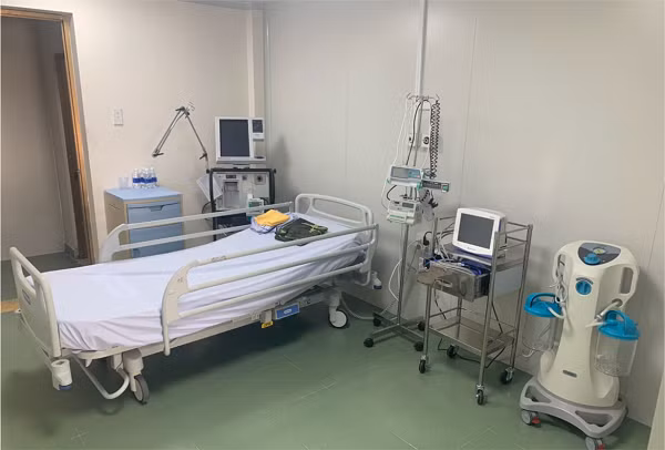 Bên trong phòng thường có đầy đủ tiện nghi, bao gồm cả nhà vệ sinh. Bản thân nhà vệ sinh trong phòng áp lực âm cũng là một phòng áp lực âm khác, đảm bảo các mầm bệnh sẽ không phát tán ngược trở ra phòng bệnh.