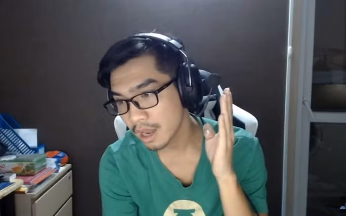 PewPew tên thật là Hoàng Văn Khoa, sinh năm 1991, trước đây anh chàng này là một streamer nổi tiếng Việt Nam với hàng triệu subcribers trên kênh Youtube cá nhân.