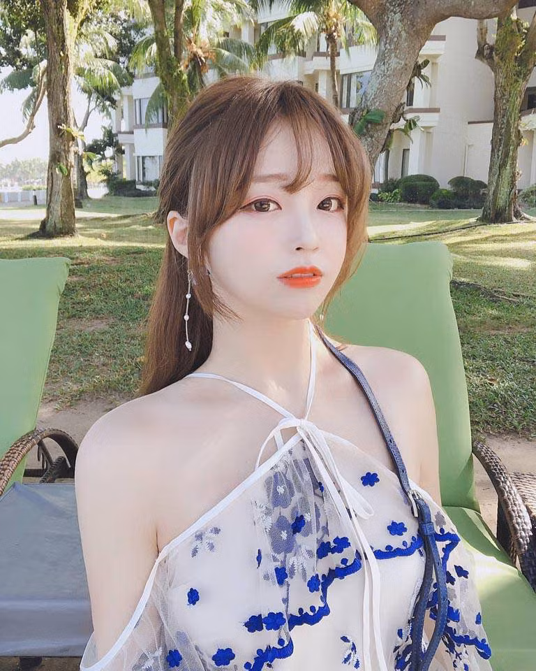 Coco trở thành 1 hiện tượng trên mạng xã hội Hàn Quốc nhờ nhan sắc thiên thần, nụ cười tỏa nắng tràn đầy năng lượng.