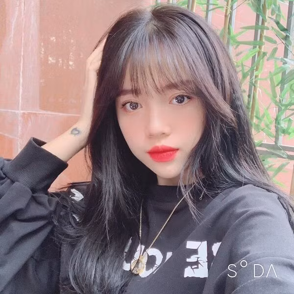 Cho dù đã make up hay để mặt mộc thì Linh Ngọc Đàm vẫn cực kỳ cuốn hút nhờ nhan sắc cực phẩm.