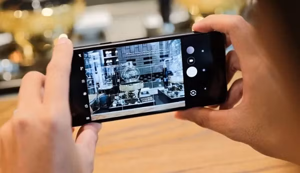  Sử dụng cả 2 tay: Mẹo để chụp ảnh đẹp bằng điện thoại Android nói riêng và các loại smartphone nói chung là hãy luôn giữ điện thoại bằng 2 tay để đảm bảo bức ảnh của bạn không bị rung lắc.