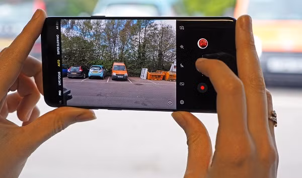  Luôn đặt smartphone theo chiều ngang: Khi chụp ảnh, để có khuôn hình đẹp, rộng và bao quát toàn bộ bạn nên cầm theo chiều ngang. Hãy sử dụng đường chân trời, cạnh tòa nhà, mặt đất làm tham chiếu để duy trì góc độ.