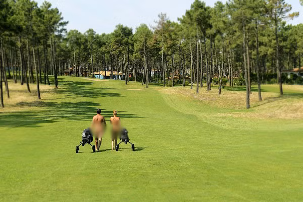Sân golf khỏa thân: Sân golf La Jenny được xây dựng tại bờ biển phía tây nước Pháp vào năm 1993 và chỉ có 6 lỗ. Mỗi vị khách đến đây đều phải tuân thủ quy định... lột bỏ hết quần áo để nhập cuộc. Châm ngôn của La Jenny là “Hẹn sớm gặp lại để… cởi đồ”.