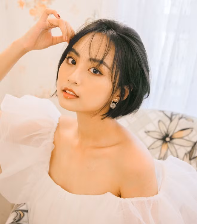 Sở hữu gương mặt thanh tú, tính cách năng động, vui vẻ, Minh Nghi thu hút sự chú ý và từng được báo nước ngoài dành nhiều lời có cánh. Bên cạnh vai trò phỏng vấn các game thủ, cô còn thường xuyên stream game để thỏa mãn sở thích của mình.