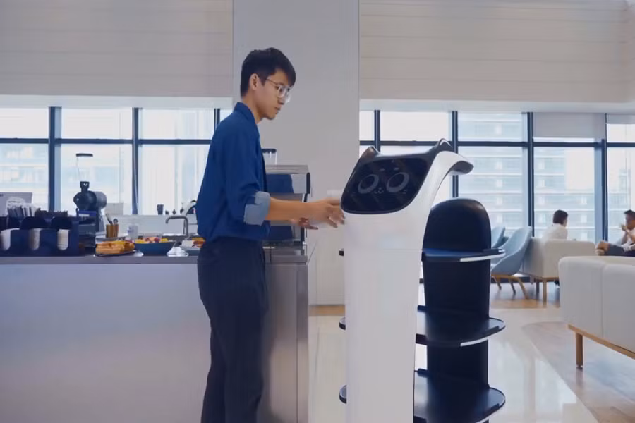 Màn hình máy tính của BellaBot được thiết kế mặt mèo có khả năng thể hiện nhiều biểu cảm khác nhau khi chúng ta chạm vào tai của nó.