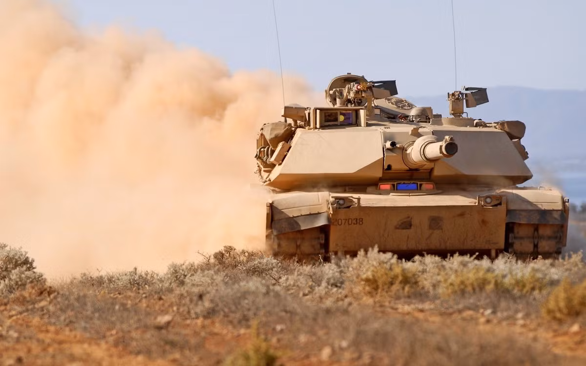 M1 Abrams đi vào hoạt động từ năm 1980 cho đến nay, nó được bọc giáp rất tốt, có thành phần Uranium nghèo nên khối lượng xe lên đến hơn 67 tấn. Tuy nhiên mẫu xe tăng này vẫn giữ được độ cơ động ấn tượng do được trang bị động cơ turbine khí (tương tự như động cơ trên máy bay trực thăng) có công suất lên đến 1500 mã lực giúp nó có thể lả lướt với tốc độ tối đa gần 70km/h trên đường bằng.