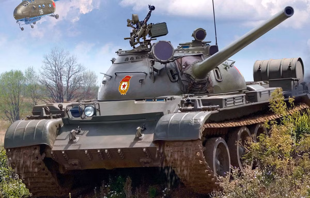 Dòng xe tăng T-54 ra được sản xuất lần đầu vào năm 1947. Qua nhiều đợt chỉnh sửa và cải tiến, đến năm 1958, nó được đổi tên thành T55. T-54 là một dòng xe tăng rất ưu việt, nó nhỏ gọn, có độ cơ động cao, hỏa lực mạnh và giáp bảo vệ tốt (theo tiêu chuẩn bấy giờ). Nó tham chiến trên khắp các mặt trận từ Trung Đông, Ấn Độ cho đến Đông Nam Á và làm nên tên tuổi trong chiến tranh Việt Nam.