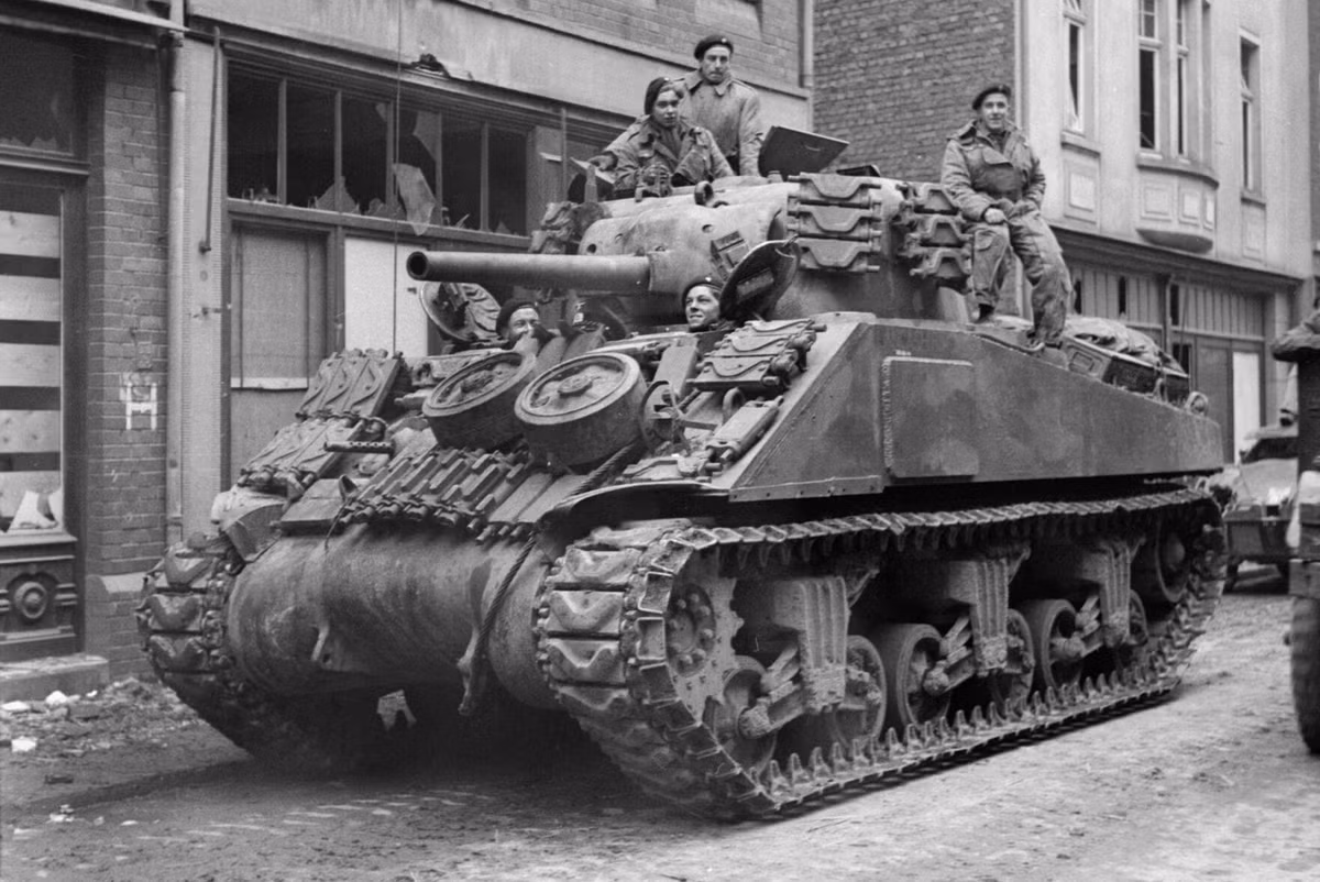 M4 Sherman là xe tăng nổi tiếng nhất của Mỹ trong thế chiến thứ hai, nó được trang bị hỏa lực khá tốt cơ động và tin cậy. Dòng xe tăng này được sản xuất đến 49.234 trong thế chiến thứ 2, chỉ sau T-34 của Liên Xô. Tuy nhiên nó lại có một điểm yếu chết người là chạy bằng xăng nên rất dễ bắt cháy khi bị bắn trúng động cơ và thùng nhiên liệu. Lính Đức đã gọi nó bằng cái tên “Tommy Cooker”, tức là “nồi nấu lính Mỹ”.