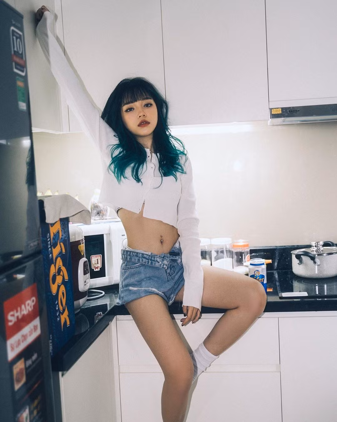 Nữ streamer Việt này gây ấn tượng không chỉ bởi nhan sắc xinh đẹp mà còn có cách ăn mặc cá tính nhưng cũng không kém phần quyến rũ.