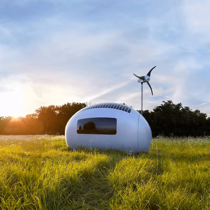 Ecocapsule thân thiện với môi trường do sử dụng toàn nguồn năng lượng tự nhiên (Mặt Trời, gió) và thu thập nước mưa, sau đó lọc để sử dụng