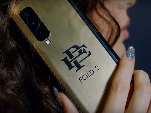 Ngay từ khi ra mắt, Escobar Fold 2 đã được nhận xét là có kiểu dáng giống hệt Samsung Galaxy Fold, chỉ khác ở lớp vỏ ngoài phủ vàng óng.