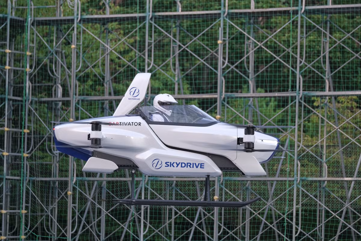 Công ty Nhật có tên Sky Drive Inc cho biết, cuộc thử nghiệm đã diễn ra vào ngày 25-8. Đây là lần đầu tiên họ trình diễn bay thử trước công chúng một chiếc ô tô có thể bay trong lịch sử Nhật Bản.