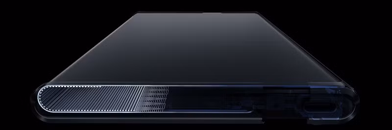 Hệ thống truyền động trên Oppo X 2021 gồm 2 động cơ, đường kính 6,8 mm, thiết kế giúp phần màn hình không sử dụng được ẩn vào trong, tránh việc hư hỏng khi cuộn. Bộ phận này giúp người dùng cuộn màn hình theo mức độ tùy thích, kích thước dao động từ 6,7 inch đến 7,4 inch chứ không cố định như smartphone gập. Bản lề cuộn của máy được đặt ở bên trái.