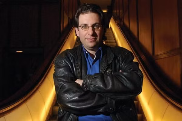 Bộ Tư pháp Mỹ coi Kevin Mitnick (SN 1963, nickname The Condor – Chim ưng, The Darkside Hacker – Tin tặc mặt tối) là ''tội phạm máy tính bị truy nã gắt gao nhất lịch sử nước Mỹ''. Mitnick từng đột nhập mạng máy tính của hãng Digital Equipment, xâm nhập hệ thống cảnh báo quốc phòng, sau nhiều năm tù tội hacker khét tiếng này trở thành nhà tư vấn và điều hành công ty tư vấn bảo mật.