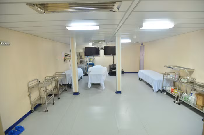 Riêng phòng mổ và phòng hội chẩn được trang bị hệ thống truyền hình trực tiếp với Bệnh viện Trung ương Quân đội 175 qua hệ thống vệ tinh Vinasat. Vì thế, đội ngũ bác sĩ trên tàu có thể nhận được sự tư vấn, hỗ trợ từ đất liền trong các ca phẫu thuật phức tạp khi hoạt động trên biển. Trong trường hợp biển động, tàu đã được trang bị 2 vây chống rung lắc giúp các bác sĩ có môi trường ổn định nhất để làm việc.