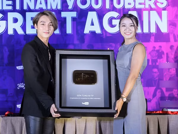 Sở hữu loạt MV trăm triệu view như Nơi Này Có Anh, Lạc Trôi, Hãy trao cho anh,...kênh YouTube của Sơn Tùng hiện có hơn 1,3 tỷ lượt xem. Anh thu về khoảng 55.700 USD – 890.900 triệu USD/năm (1,3 tỷ đồng – 21 tỷ đồng).