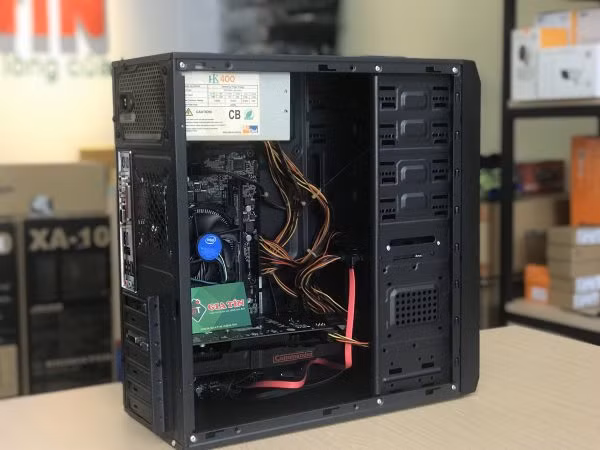 Ngoài việc là một cái thùng để người dùng bỏ và cố định linh kiện vào thì case cũng giúp bảo vệ linh kiện, tạo luồng lưu thông khí và làm đẹp cho cả dàn PC.